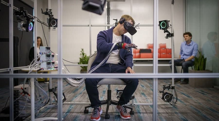 haptic glove zuckerberg min - Δείτε τον Zuckerberg με γάντι που επιτρέπει να "αισθάνεστε" εικονικά αντικείμενα
