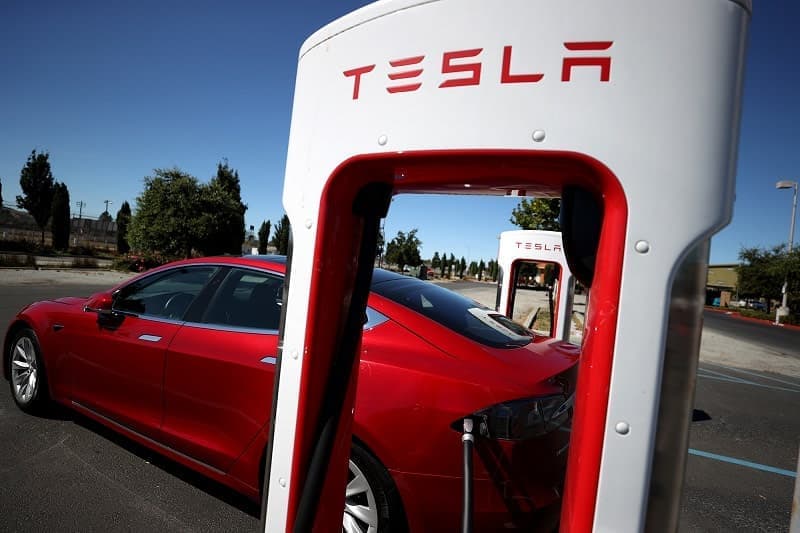 tesla - Η Tesla τοποθετεί κεραίες Starlink στους σταθμούς Supercharger