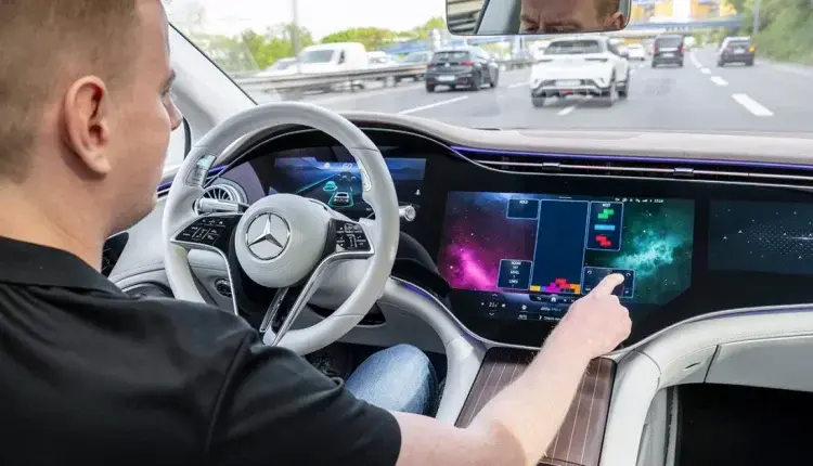 Mercedes-Benz: Ο οδηγός μπορεί της S-Class 2024 θα μπορεί παίζει Tetris όσο οδηγεί μόνη της ΑΙ