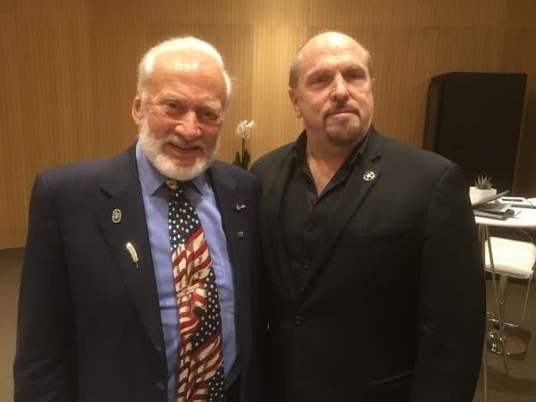 RickTumlinsonBuzzAldrin 2 600x450 - Είμαστε στα πρόθυρα εισόδου στο Σύμπαν – Πότε θα αποικήσουμε Σελήνη και Άρη