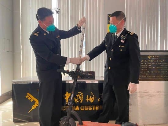 7movmVg - Τύπος πιάστηκε στα κινεζικά σύνορα με 84 λαθραίους SSDs μέσα σε ηλεκτρικό πατίνι (ΕΙΚΟΝΕΣ)