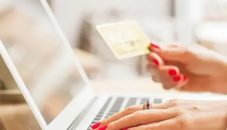 Αντι – influencing: Η νέα τάση στα μέσα κοινωνικής δικτύωσης που πάει κόντρα στους influencers