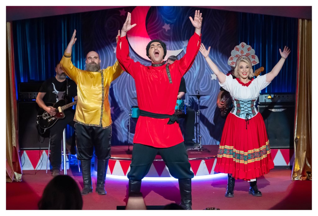 ΤΑ ΝΟΥΜΕΡΑ ΕΠΕΙΣΟΔΙΟ 23 8 - «Τα Νούμερα» στην ΕΡΤ1: Ο Εισβολέας και η Ιουλία Καραπατάκη guests στο νέο επεισόδιο της σουρεαλιστικής μουσικής κωμωδίας - Digitaltvinfo.gr