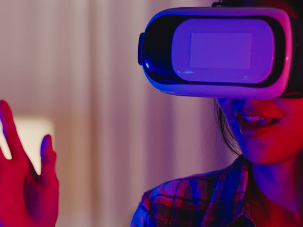 asia lady wear vr game headset having fun experien 2021 09 01 12 09 58 utc 1024x768 - Apple: Ο Τιμ Κουκ ρίχνει φως στα μελλοντικά σχέδια της εταιρείας - Οικονομικός Ταχυδρόμος