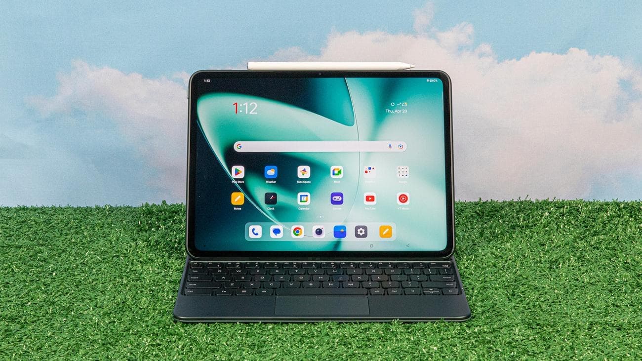 OnePlus Pad με αξεσουάρ πληκτρολογίου και γραφίδας