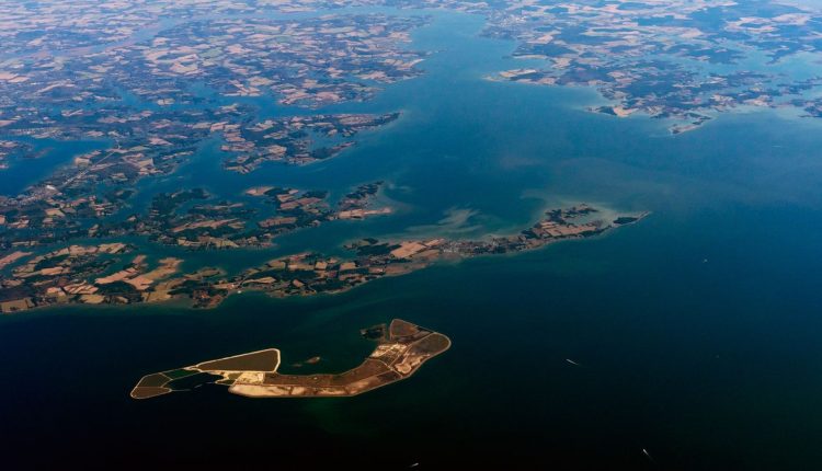 Καθώς η στάθμη της θάλασσας ανεβαίνει, η ανατολική ακτή βυθίζεται επίσης
