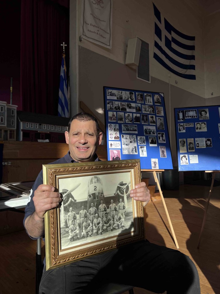 ΣΤΟΥΣ ΔΡΟΜΟΥΣ ΤΩΝ ΕΛΛΗΝΩΝ Γιος Βετεράνου του πολέμου του Βιετνάμ κρατάει φωτογραφία εποχής