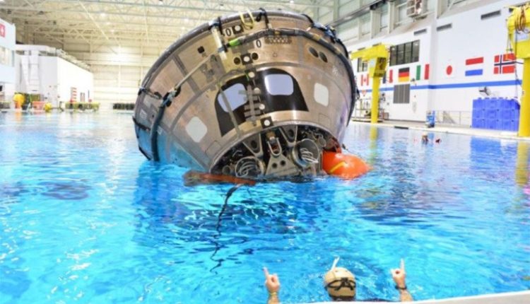 «Σεληνιακοί» βράχοι και διαστημόπλοια στην πισίνα της NASA