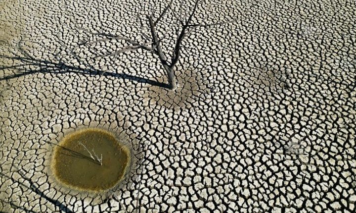 Κλιματική αλλαγή και υπερκατανάλωση ρίχνουν τη στάθμη στις μισές λίμνες του κόσμου