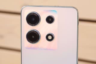 Το Interstellar Blue μοντέλο μας έχει τόνους που αλλάζουν φως γύρω από τις κάμερες