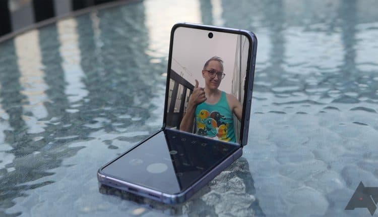 galaxy-flip-4-camera-stand