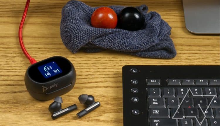 poly-voyager-free-60-plus-earbuds-desk-layout-battery-indicator
