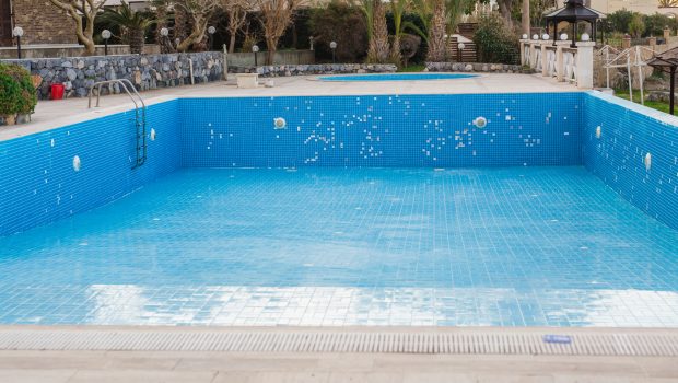 H «μάχη της ξηρασίας» πλήττει και τις πολυτελείς πισίνες της Γαλλίας