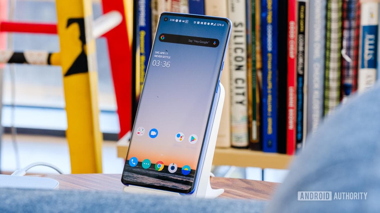 OnePlus 8 Pro σε ασύρματο φορτιστή 2