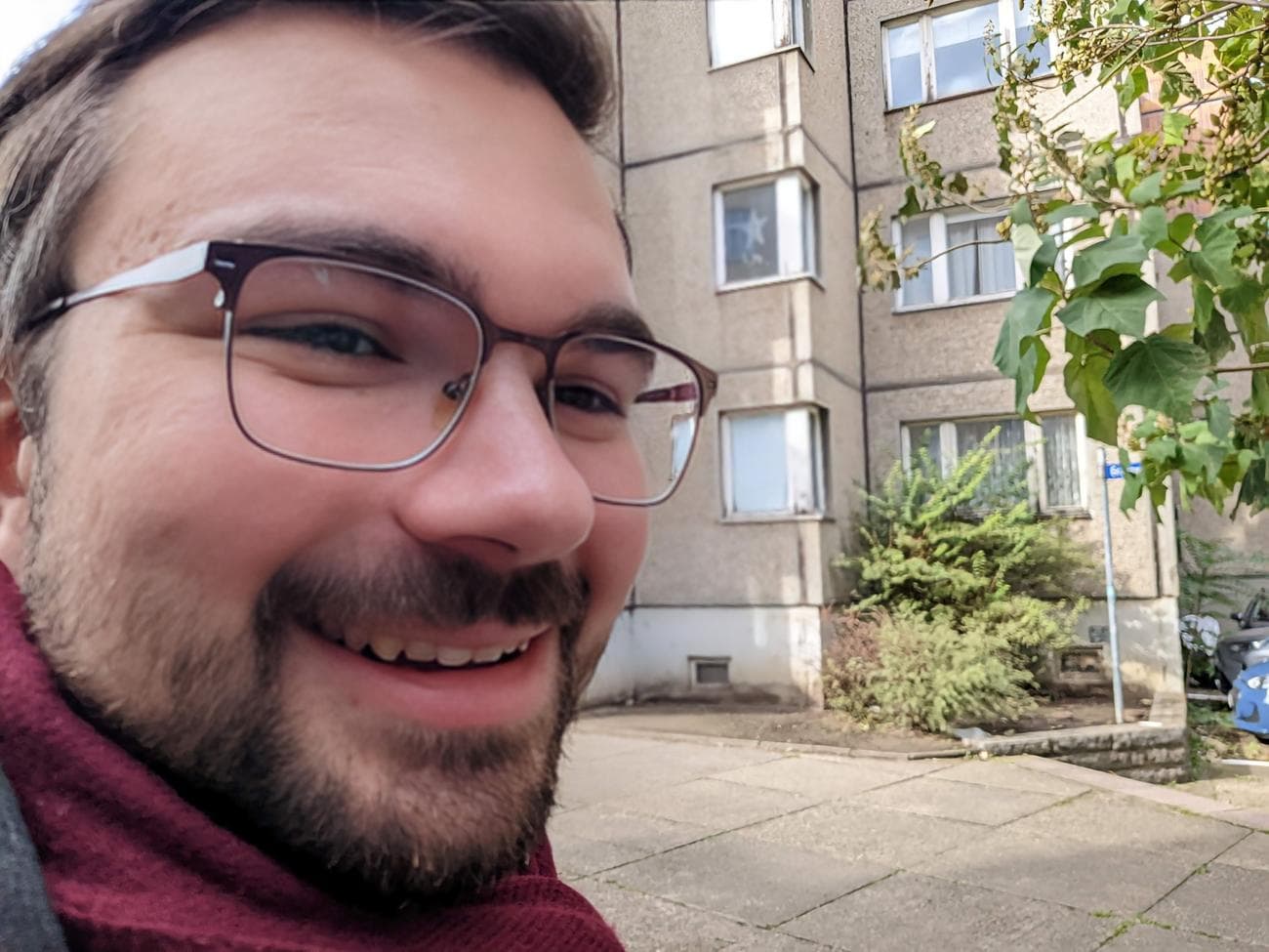 μια ακονισμένη εικόνα ενός ατόμου με ένα κτίριο στο φόντο