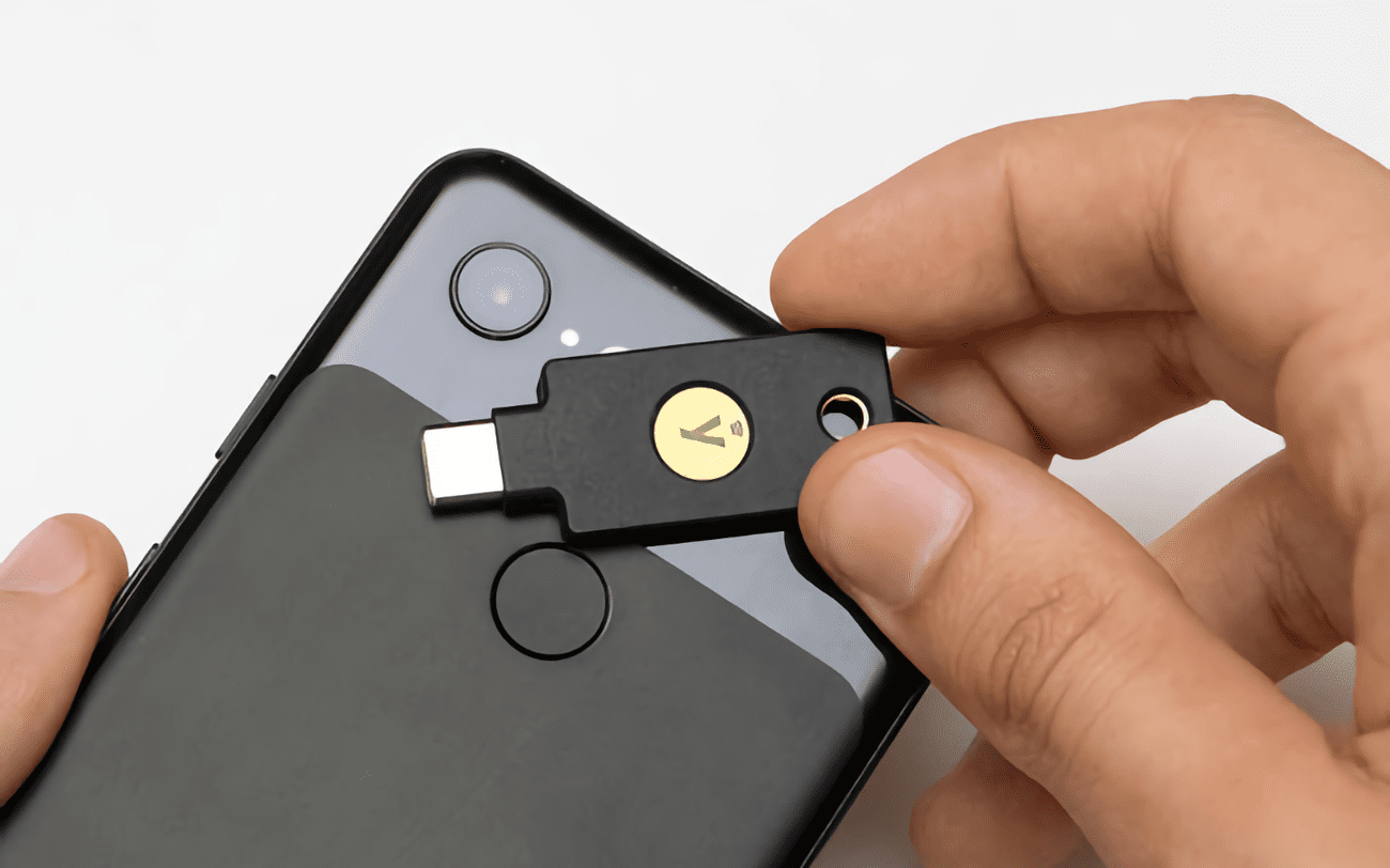 YubiKey NFC fob που χρησιμοποιείται για ασφάλεια.