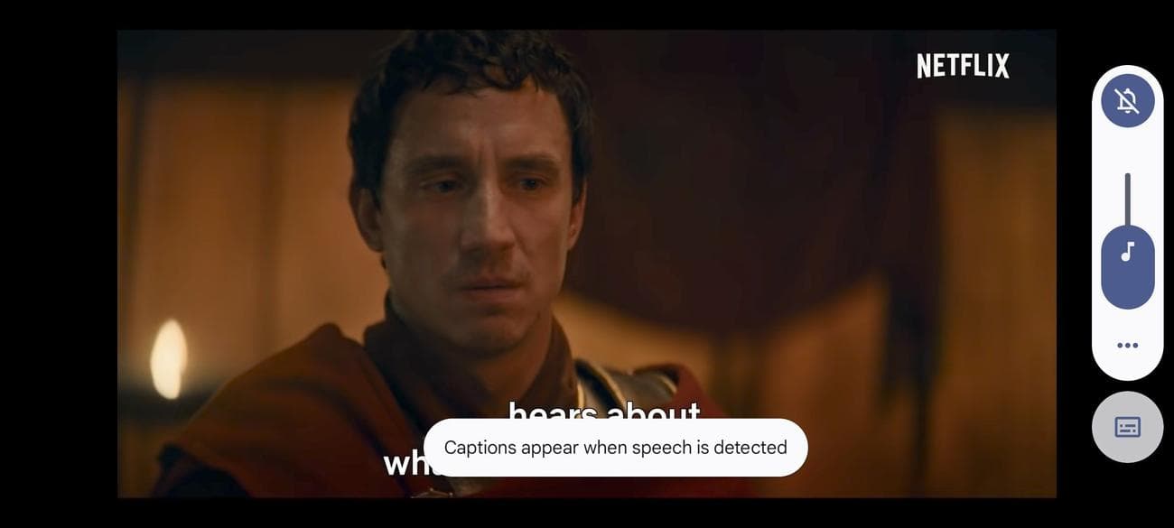 άνδρας ντυμένος ως Ρωμαίος στρατηγός με ζωντανές λεζάντες πάνω