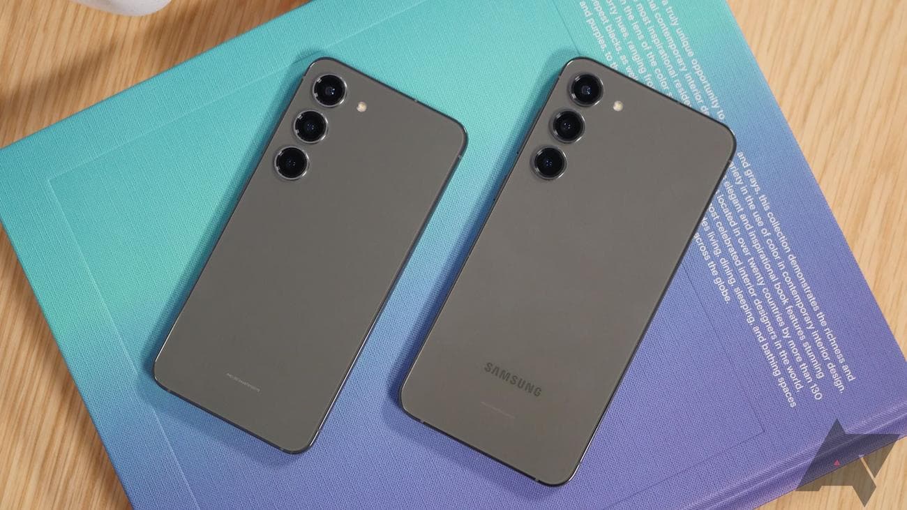 Δύο τηλέφωνα Samsung Galaxy S23 που κάθονται σε ένα βιβλίο