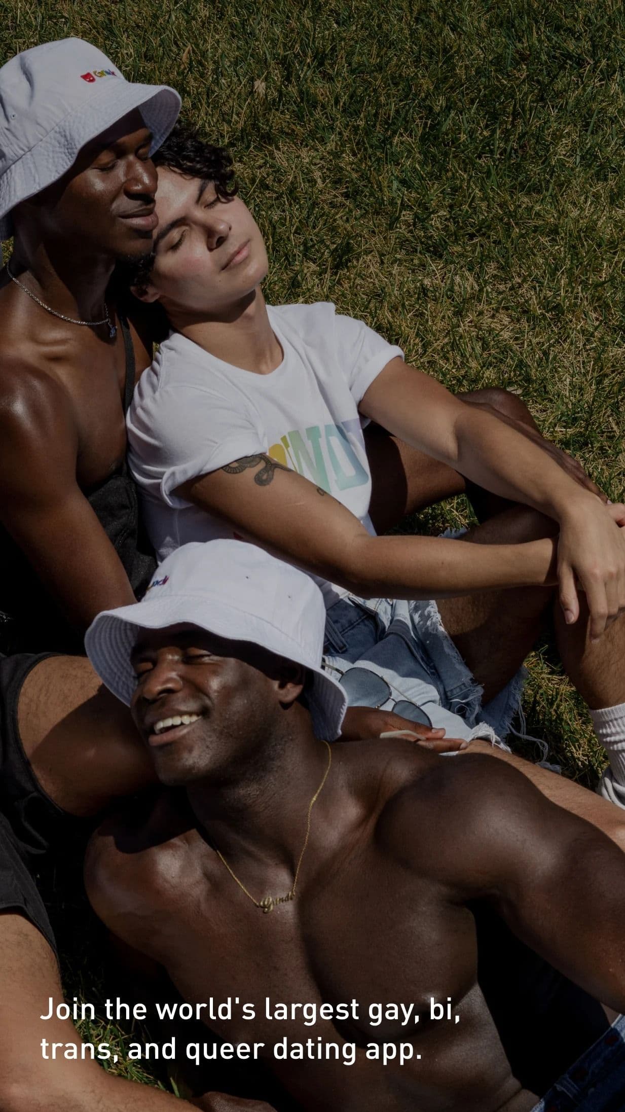 ομάδα ανδρών με λευκά πουκάμισα και καπέλα