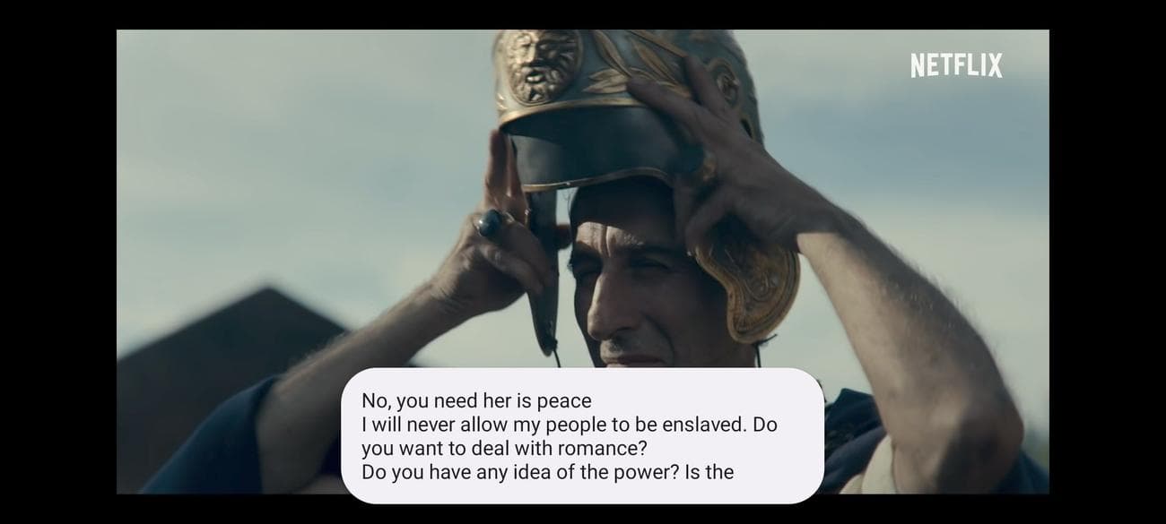 Ρωμαίος στρατιώτης βάζει κράνος με ζωντανές λεζάντες