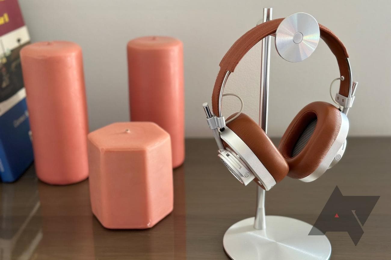 Master-and-Dynamic-MH40-on-stand-2-1