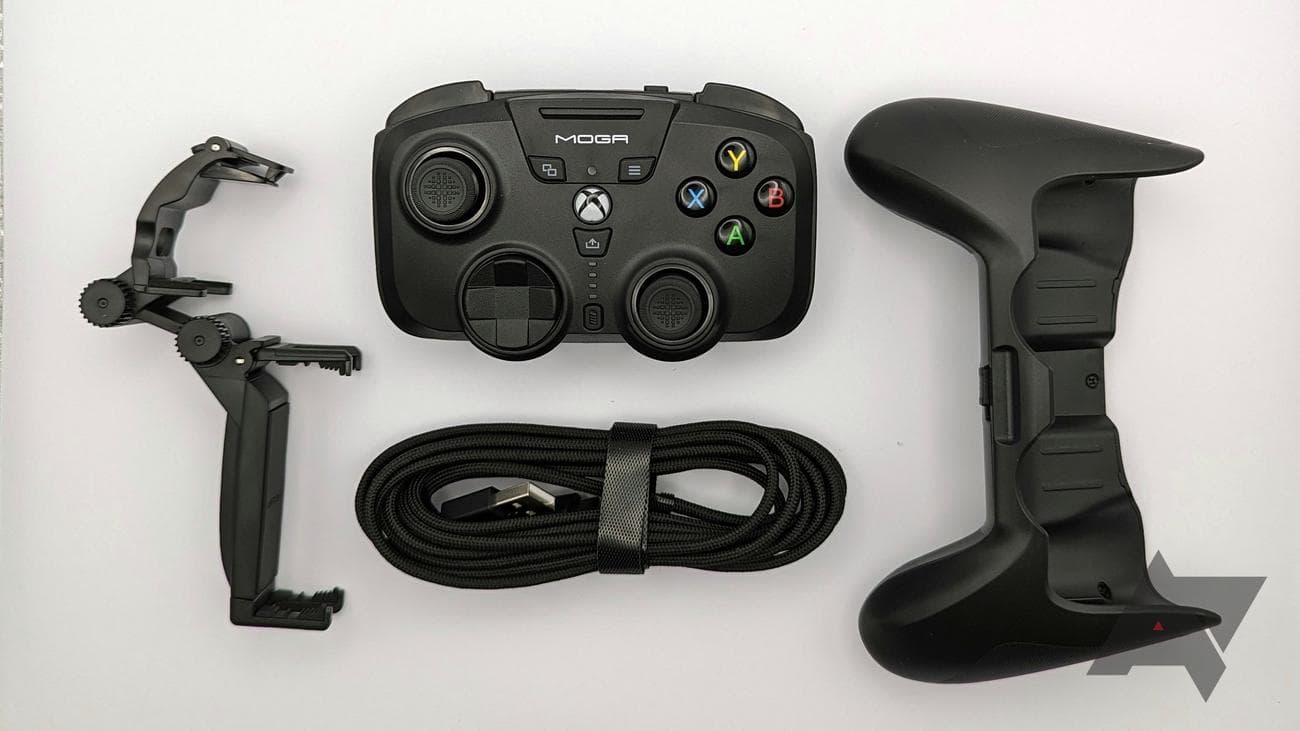 χειριστήριο παιχνιδιών και αξεσουάρ που στηρίζονται σε λευκό φόντο