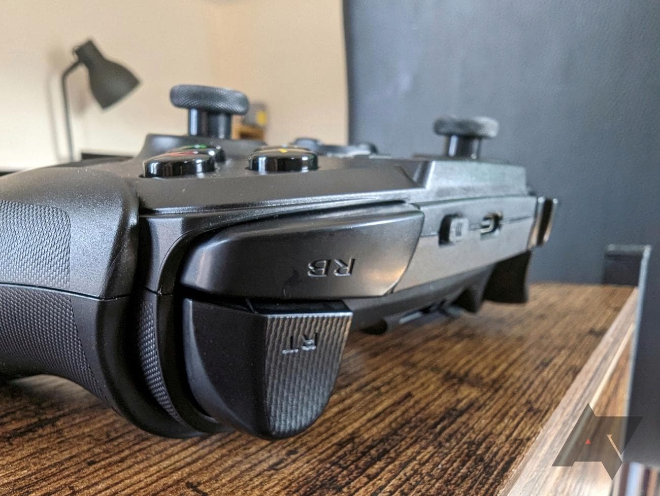 κοντινό πλάνο σκανδάλων στο μαύρο χειριστήριο παιχνιδιών