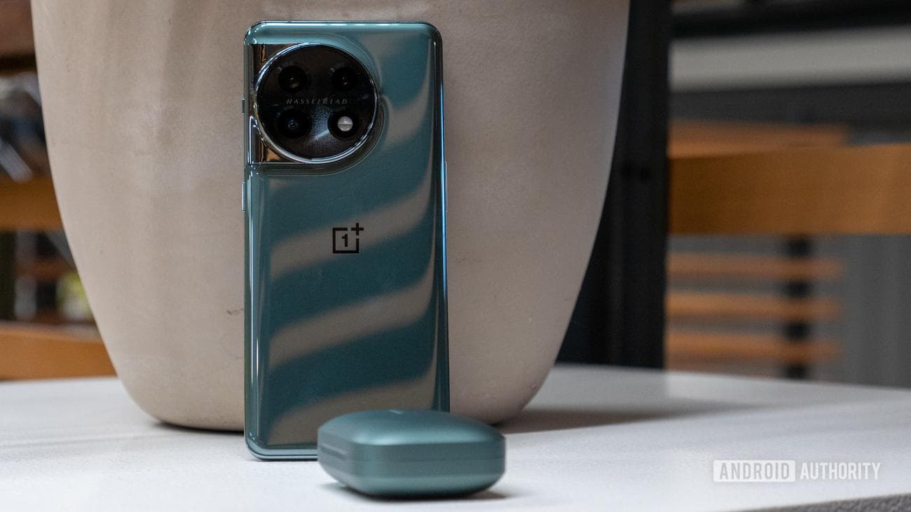 Το oneplus 11 στέκεται με το oneplus buds pro 2