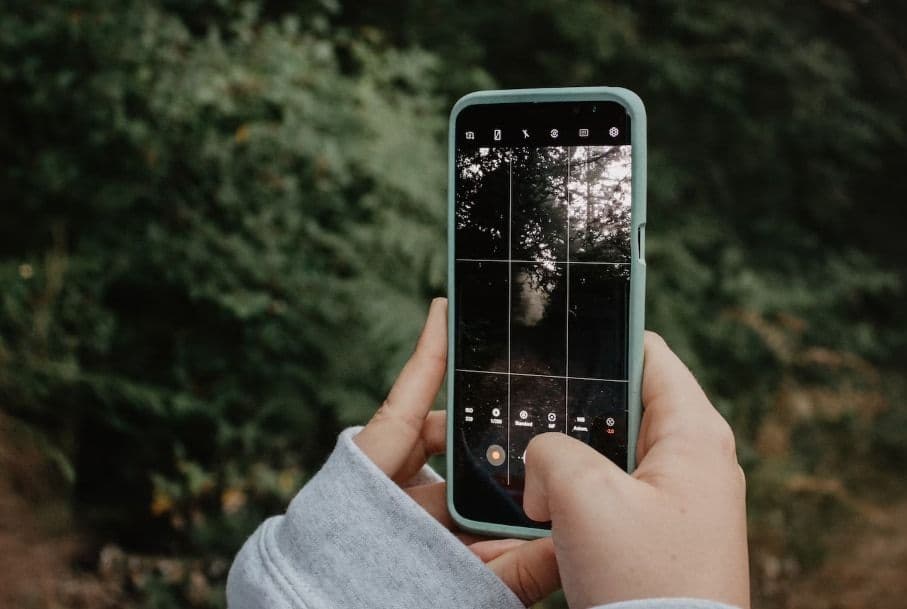 Πρόσωπο που παίρνει μια φωτογραφία με τις γραμμές πλέγματος στο κινητό τηλέφωνο