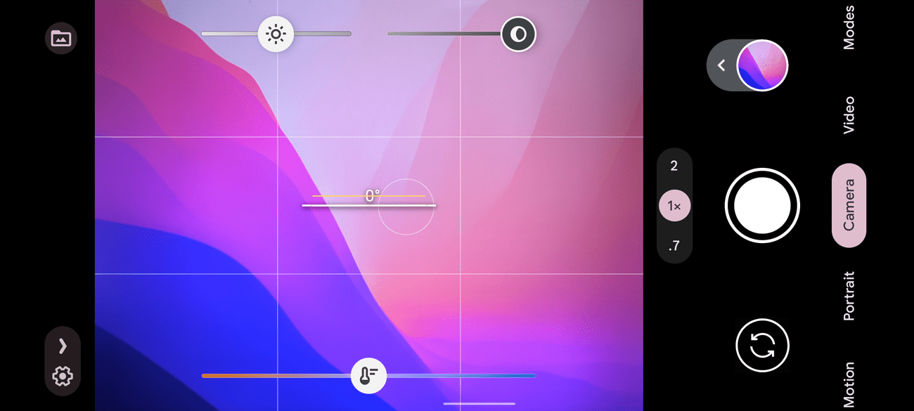 Η εφαρμογή κάμερας σε τηλέφωνο Google Pixel, που δείχνει στοιχεία ελέγχου έκθεσης και θερμοκρασίας.