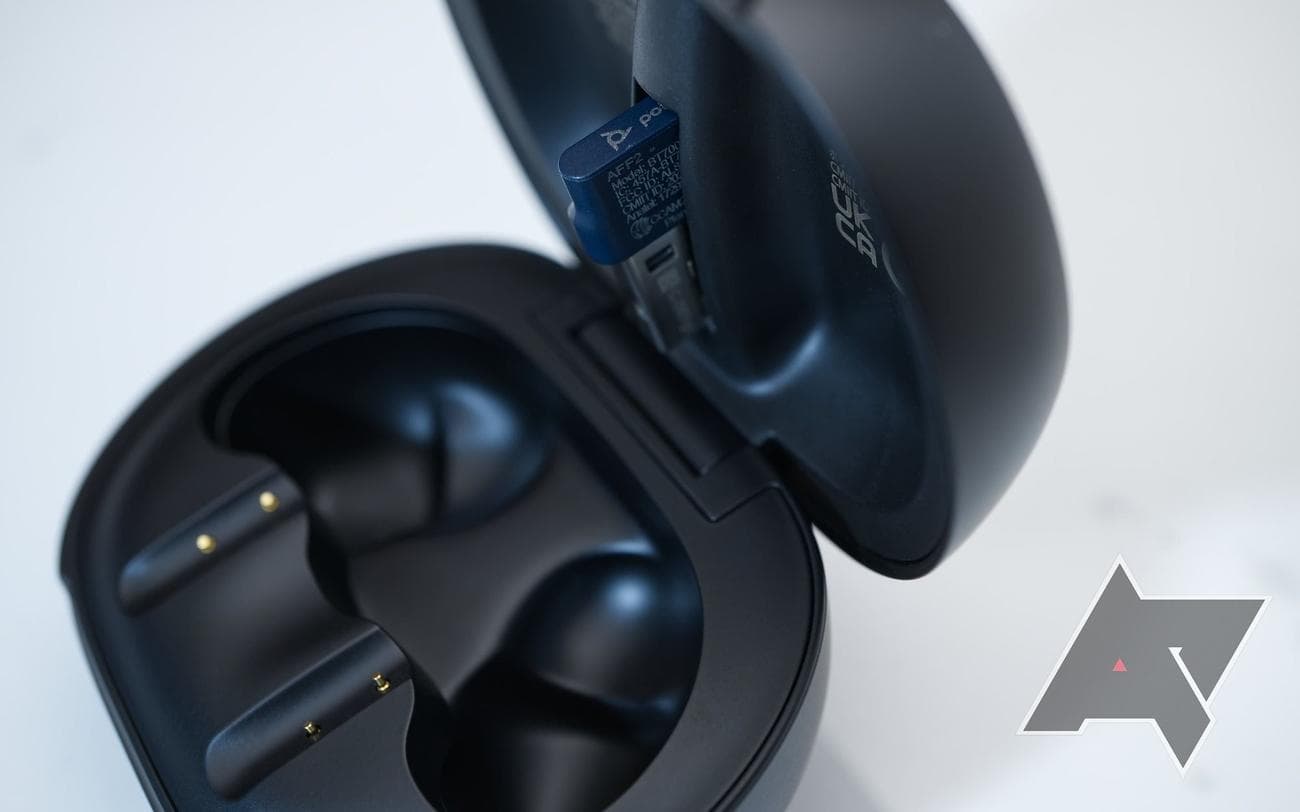 poly-voyager-free-60-plus-earbuds-case-open-dongle-1