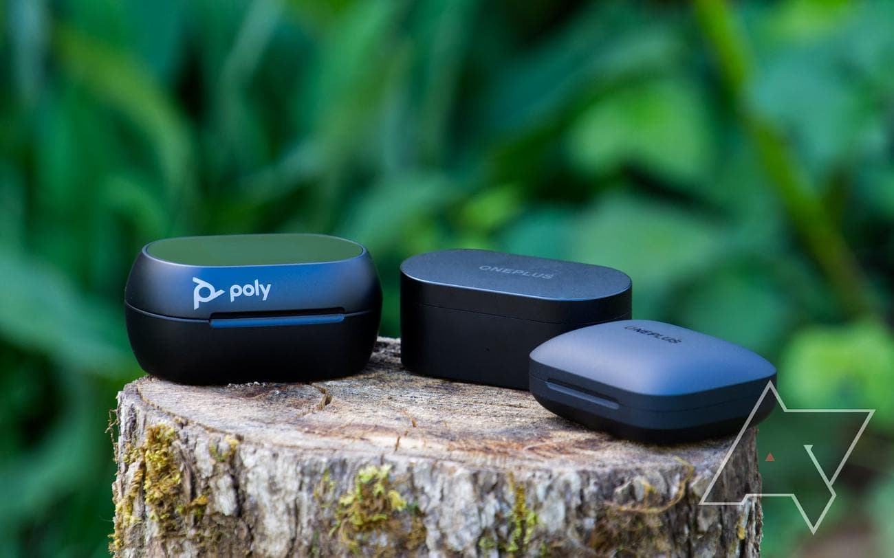 poly-voyager-free-60-plus-earbuds-case-size-comparison