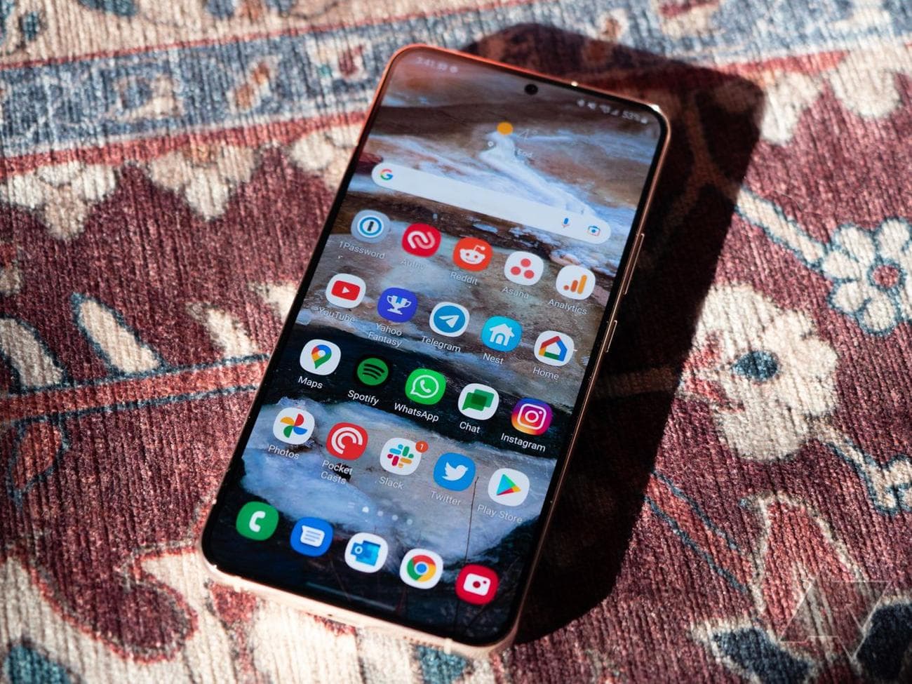 Ένα Samsung Galaxy S22 στο χαλί
