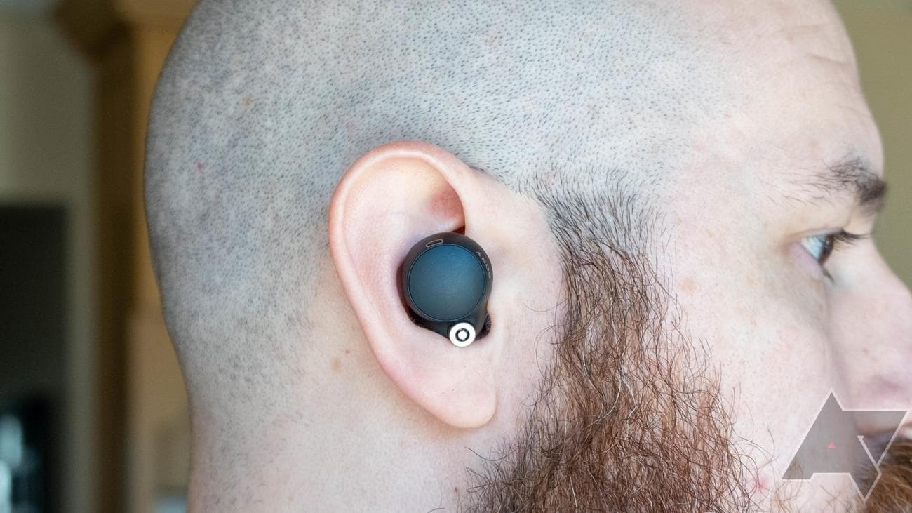 Πλάγια όψη Sony WF-1000XM4 στο αυτί