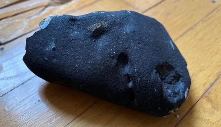 Ένα παράξενο μεταλλικό αντικείμενο έπεσε σε σπίτι στο New Jersey