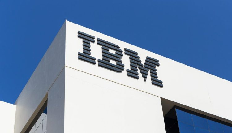 Αντ' αυτού, η IBM διακόπτει τις προσλήψεις για την ενσωμάτωση AI