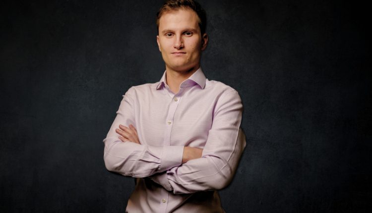 Αυτός ο απόφοιτος του Στάνφορντ αναλαμβάνει ενεχυροδανειστήρια με μια νέα εκκίνηση πιστωτικών καρτών
