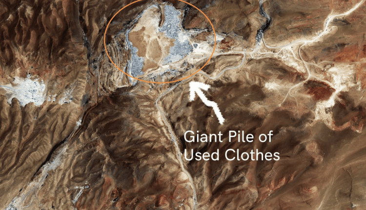 Δείτε τα απούλητα ρούχα του κόσμου σε μια τεράστια στοίβα στην έρημο
