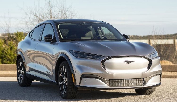 Η Ford ανοίγει ξανά τις παραγγελίες για τη Mustang Mach-E σε χαμηλότερη τιμή και υψηλότερη γκάμα