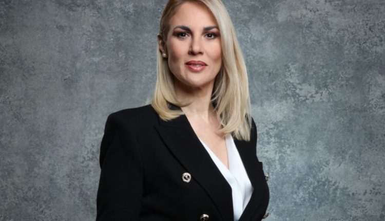 Η Ντόρα Κουτροκόη έρχεται στο ACTION 24 με την εκπομπή «Εξελίξεις», καθημερινά στις 18:00