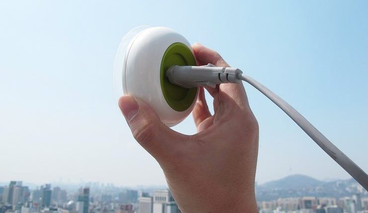 Η πρώτη πρίζα παραθύρου που λειτουργεί με ηλιακή ενέργεια!