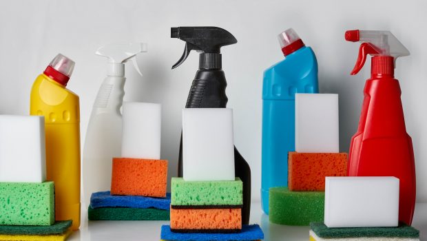 Λουσμένοι στα χημικά: Ποια κοινά προϊόντα δηλητηριάζουν σπίτια και εργασιακούς χώρους