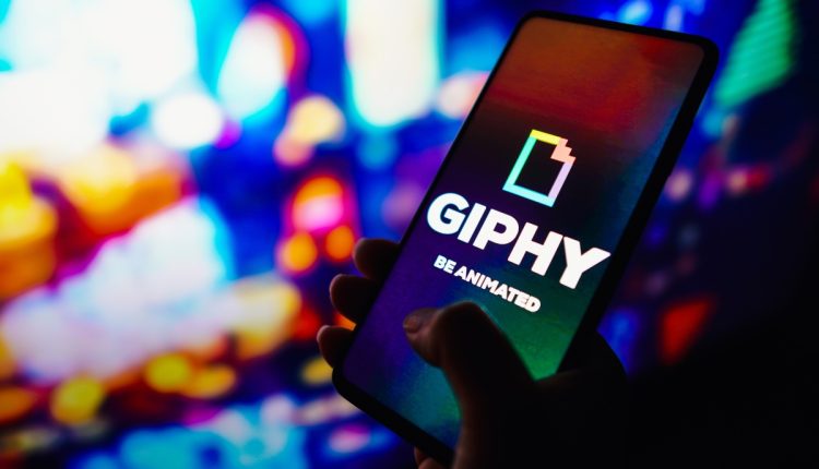 Μετά την αντιμονοπωλιακή εντολή του Ηνωμένου Βασιλείου, η Meta πουλά το Giphy στη Shutterstock για 53 εκατομμύρια δολάρια αφού το αγόρασε για 400 εκατομμύρια δολάρια
