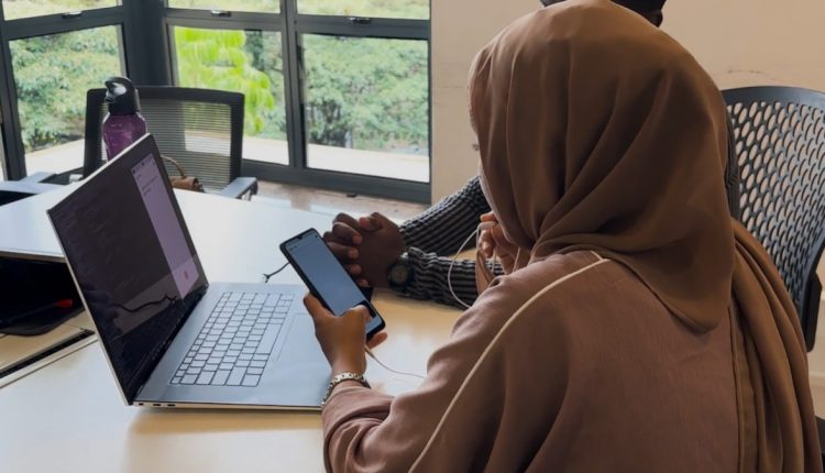 Ο Tawi από την Κένυα αντιμετωπίζει διαταραχή ακουστικής επεξεργασίας για να κερδίσει το Microsoft Imagine Cup
