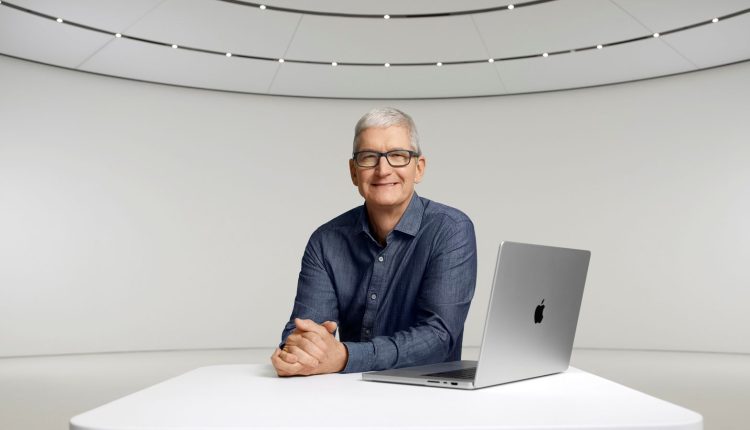 Ο Tim Cook λέει ότι η Apple εξακολουθεί να μην εξετάζει «μαζικές απολύσεις»
