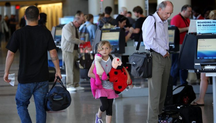 Οι αεροπορικές εταιρείες θα πρέπει να πληρώνουν τους επιβάτες για καθυστερήσεις βάσει των νέων κανόνων διαχείρισης Μπάιντεν
