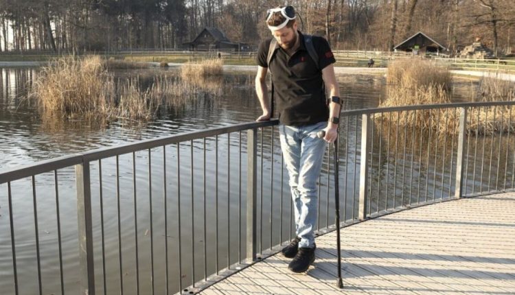 Παράλυτος περπατά ξανά χάριν σε εμφυτεύματα στον εγκέφαλο και τη σπονδυλική στήλη