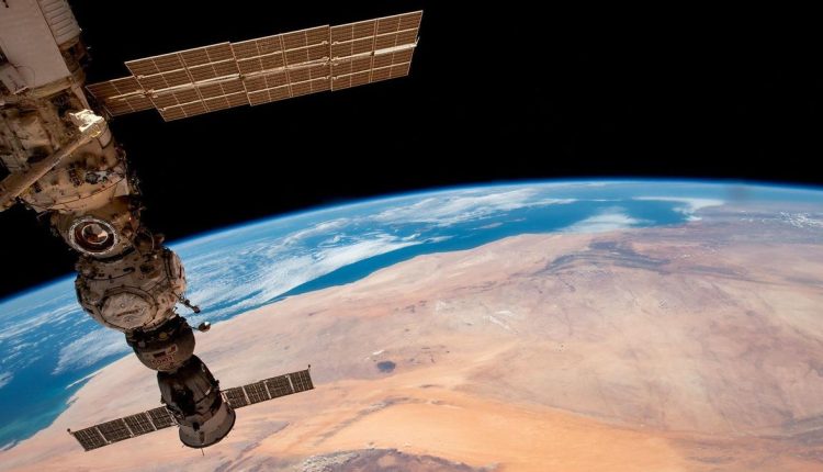 Παρακολουθήστε ζωντανά καθώς Ρώσοι κοσμοναύτες μεταφέρουν αεροφράκτη έξω από τον ISS