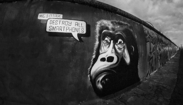 Στο λάθος μέρος τη λάθος στιγμή, ένα smartphone κόβεται από τη «γκιλοτίνα»
