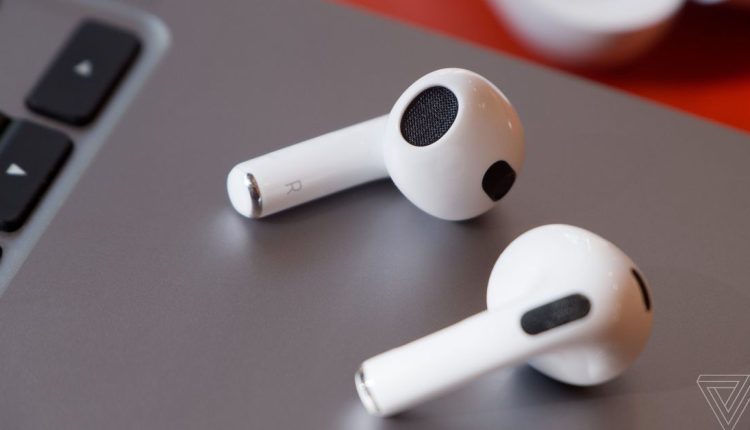 Τα AirPods τρίτης γενιάς της Apple πωλούνται για τα καλύτερα της χρονιάς
